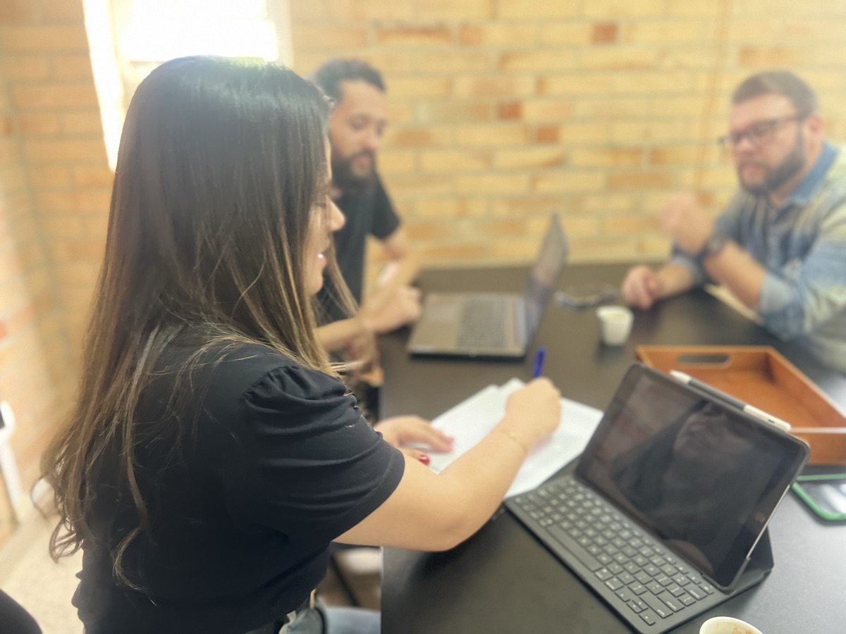 Equipe da RM07 em reunião de planejamento de conteúdo e estratégia digital