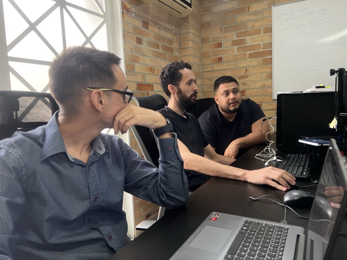 Equipe da RM07 analisando campanhas de tráfego pago no escritório em São José dos Campos