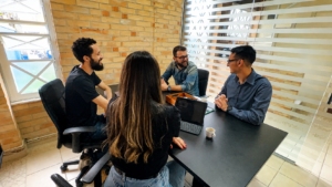 Equipe da RM07 desenvolvendo estratégias digitais em São José dos Campos.