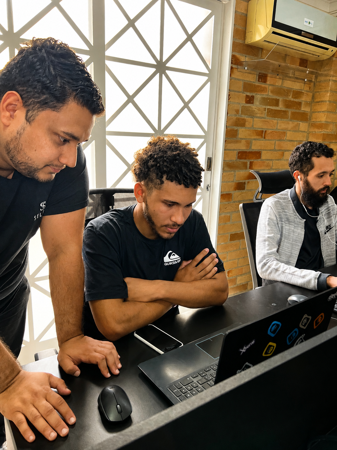 Equipe RM07 trabalhando na criação de sites.